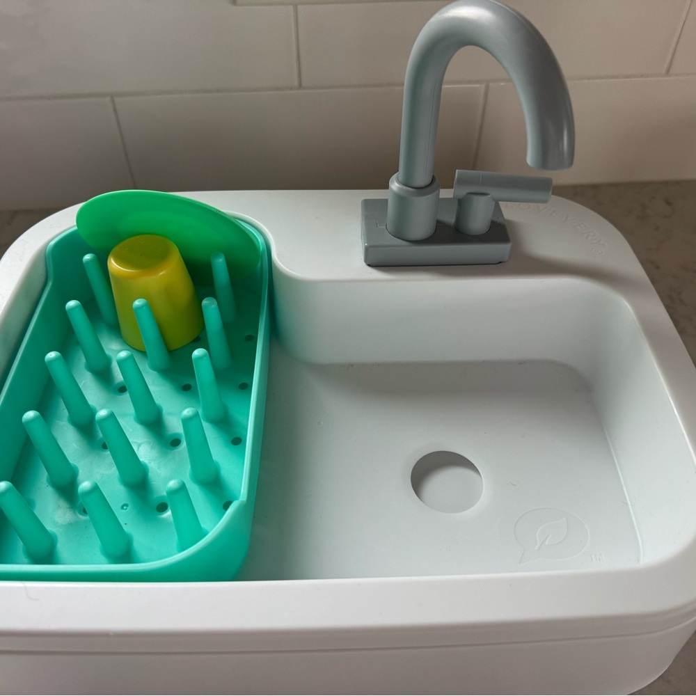 Lovevery Play Sink Running Faucet Bio-Based Plastic Montessori Toy
